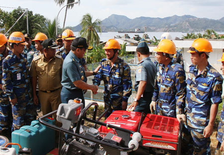 Tư lệnh Hải quân Indonesia hỏi thăm các chiến sĩ Việt Nam tham gia diễn tập.