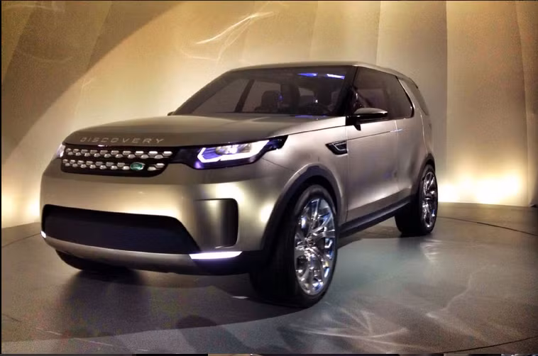 Gầm xe được trang bị 1 camera có thể quét mặt đường và truyền tải hình ảnh lên nắp ca pô khiến chiếc xe gần như vô hình trước mắt thường.