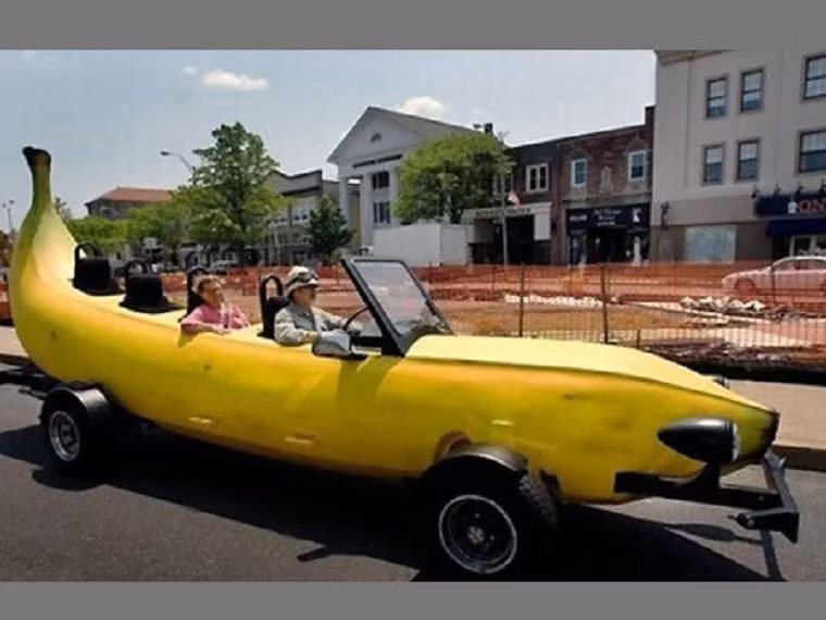 Chiếc xe hình quả chuối ngộ nghĩnh.