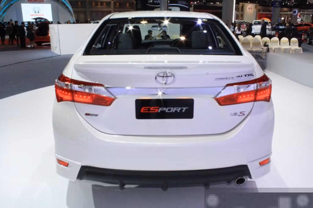 Ở phần đuôi xe, đèn hậu cũng được sử dụng công nghệ LED hiện đại. Ngoài ra thì xe còn được bổ sung thêm một dải đèn hậu phụ trên cánh lướt gió.