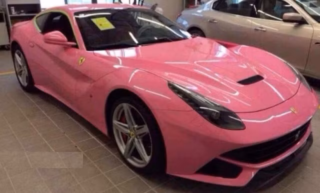 Siêu xe Ferrari F12 Berlinetta có màu sơn hồng đặc biệt gây tò mò cho người dân.