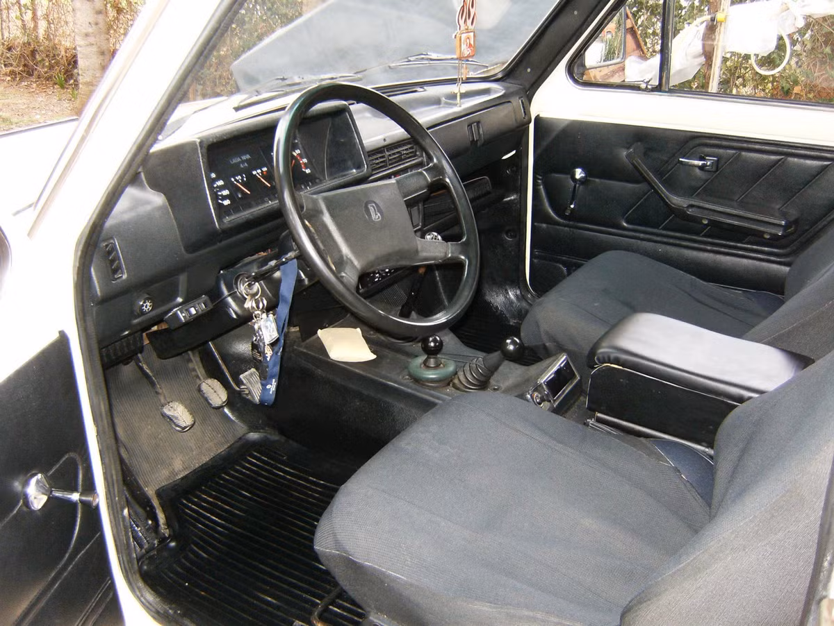 Nội thất xe được thiết kế đậm phong cách của Nga với phiên bản đầu tiên không có trợ lực cho tay lái. Xe bọc vải đơn giản, không cầu kì sặc sỡ.