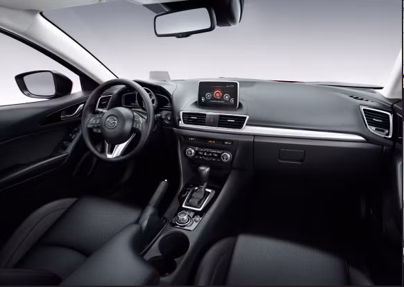 Mercedes-Benz S550 trung thành với tông màu đen quý phái. Ghế đệm bọc bằng da nhám êm ái tăng ma sát cho người ngồi. Xe trang bị màn hình hiển thị 7 inch thông báo chi tiết tình trạng của xe cũng như phục những nhu cầu giải trí của người lái.