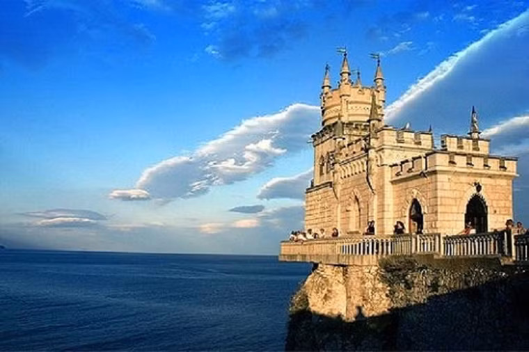 Từng hứng chịu nhiều thiên tai như động đất, sóng thần nhưng tòa lâu đài vẫn kiên cố vững chắc đứng trên mỏm núi Ai-Todor. Người ta chỉ tốn tổng cộng hơn 150 nghìn USD để trùng tu tòa lâu đài sau hơn 1 thế kỉ xây dựng.