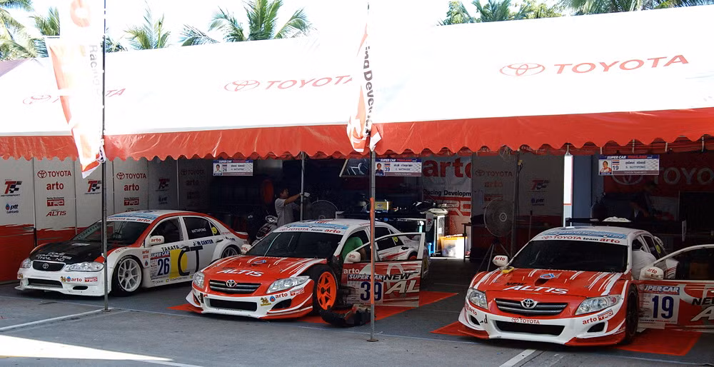 Dàn xe đua khủng của đội Toyota bao gồm các mẫu xe số hiệu 19, 39, 26.