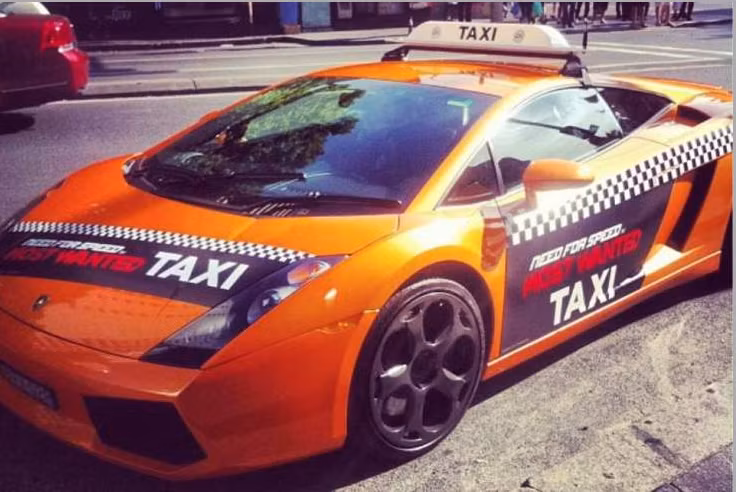 Chỉ cần nhấc điện thoại lên và yêu cầu, bạn sẽ được tận hưởng cảm giác tuyệt vời khi đi dạo quanh thành phố cảng Sydney, nước Úc bằng "siêu bò" Lamborghini.