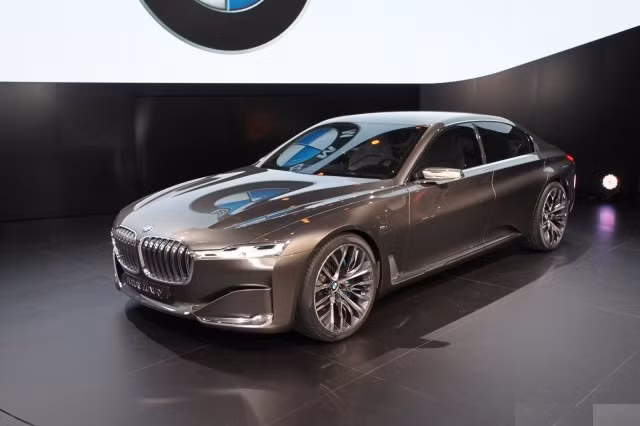 Dòng sedan hạng sang BMW Vision được phun sơn Platinum Bronze màu đồng tạo mang vẻ đẹp quyến rũ. Xe trang bị nhiều công nghệ tiên tiến nhất của hãng nhằm phục vụ tối đa nhu cầu của khách hàng.