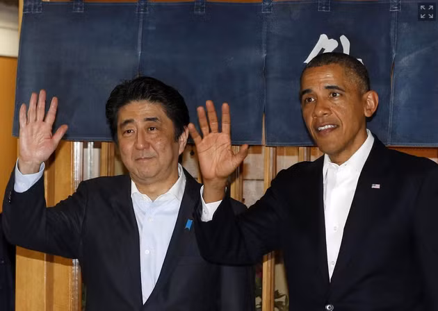 Khách hàng gần nhất của nhà hàng Sukiyabashi Jiro là Thủ tướng Nhật Bản Shinzo Abe (trái) và Tổng thống Mỹ Obama đến thưởng thức các món ăn tại đây hôm qua.