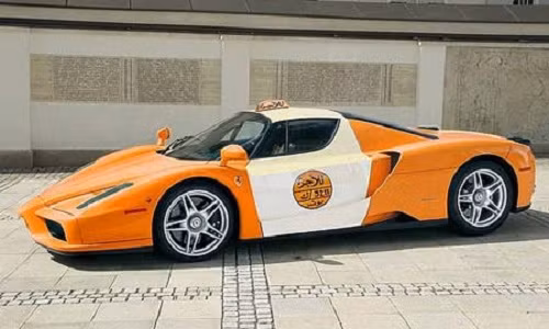 Siêu xe Ferrari Enzo là ước mơ của bao nhiêu người nhưng chỉ là xe taxi tại Oman.