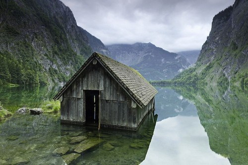 Túp lều câu cá nổi tiếng tại Đức bởi nó nằm ở vị trí phong cảnh hữu tình tuyệt đẹp nhất thế giới. Túp lều nằm trong công viên quốc gia Berchtesgaden được xây dựng từ năm 1978 và là nơi lai vãng của những người thích du lịch.