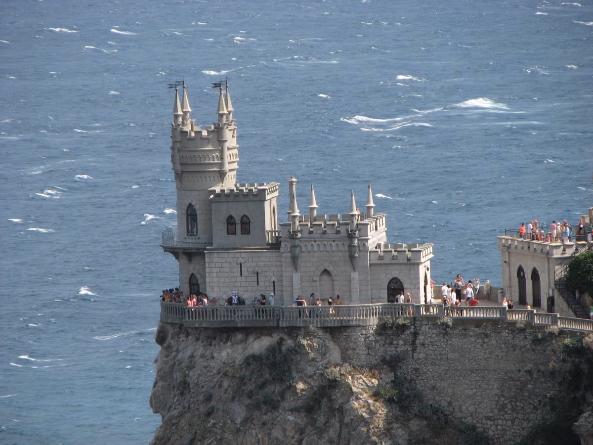 Chủ sở hữu lâu đài ban đầu là Baron von Steingel, một quý tộc người Đức, đến năm 1914, tòa lâu đài được bán lại để làm 1 nhà hàng sang trọng dành cho tầng lớp thượng lưu tại Nga tới thưởng thức ẩm thực.