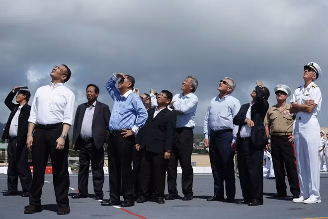 Bộ trưởng Quốc phòng Mỹ Chuck Hagel (áo xanh, đeo kính đen) cùng các người đồng nhiệm ASEAN thị sát màn trình diễn của phi đội không quân Mỹ tại Honolulu.