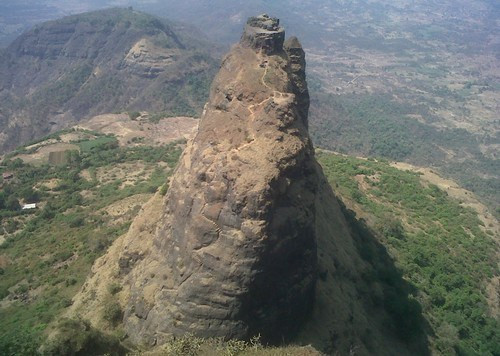 Pháo đài Kalavantin Durg nổi tiếng 1 thời tại Ấn Độ nằm trên một đỉnh núi đã bị bỏ hoang nhiều năm được chính phủ Ấn Độ tu sửa biến thành điểm du lịch nổi tiếng.