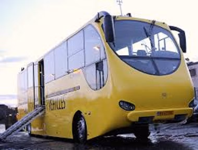 Hành khách xuống xe qua cầu thang cuốn.