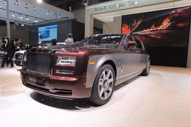 Rolls-Royce Pinnacle Phantom hầm hố mạnh mẽ xuất hiện tại triển lãm Bắc Kinh lần này với gam màu đỏ bắt mắt.