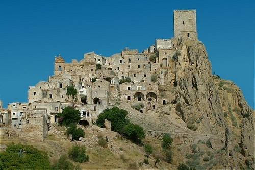 CRACO là địa danh nổi tiếng tại Ý được xây dựng từ thời kì La Mã cổ đại. Đến năm 1963, khu vực gặp trận động đất tồi tệ khiến người dân phải sơ tán. Giờ đây chỉ còn những người thích phiêu lưu mới tìm đến nơi đây.