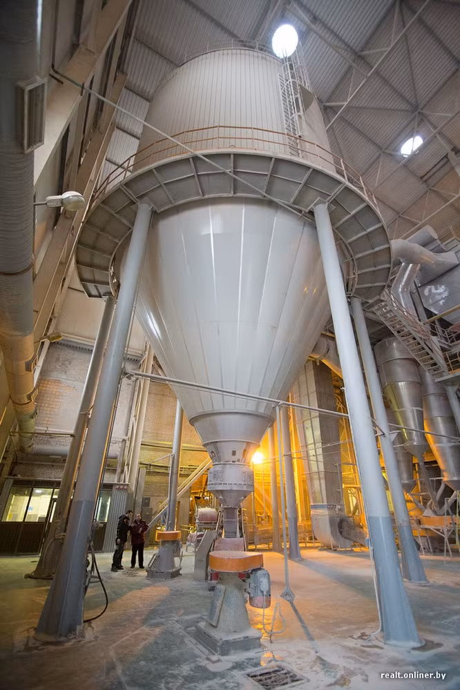 Hợp chất được cho vào máy trộn đều và sấy khô nhờ lò nung áp suất hình phễu.