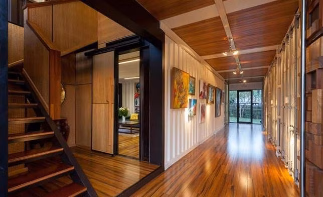 Sàn và tường ốp gỗ toàn bộ cách âm cách nhiệt với bên ngoài.