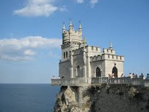 Lối kiến trúc của toàn lâu đài thiên nga được thiết kế theo phong cách Gô Tích truyền thống của Nga với sự kết hợp khéo léo của những khối hình học tròn và vuông.