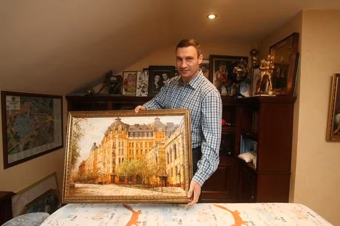 Ông Vitaliy Klichko khoe những bức tranh cổ của Ukraine nằm trong bộ sưu tập tranh khổng lồ được cất riêng trong một căn phòng trưng bày.