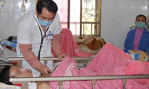 Điều trị bệnh nhân mắc bệnh sởi.