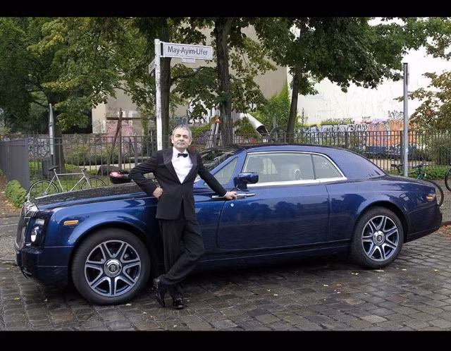 Chiếc Rolls-Royce Phantom khi Rowan sử dụng khi vào vai chàng điệp viên Johnny English. Rowan tiết lộ đã bỏ ra 300 nghìn Euro để sở hữu chiếc xe này.