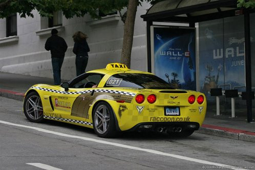 Siêu xe Corvette Z06 tại thành phố New York, Mỹ hóa thân trong bộ dạng taxi trở khách.
