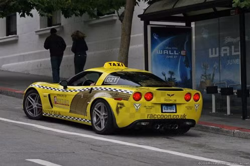 Siêu xe Corvette Z06 tại thành phố New York, Mỹ hóa thân trong bộ dạng taxi trở khách.