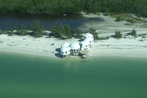 Căn nhà Dome tại Florida được xây dựng từ năm 1981 với chi phí đầu tư lên tới 185 nghìn USD. Tuy nhiên, chủ nhân căn nhà phải rời bỏ nó vì nước biển ngày càng xâm lấn. Giờ đây chỉ có những nhóm du lịch đến đây để cắm trại và thám hiểm tự nhiên.