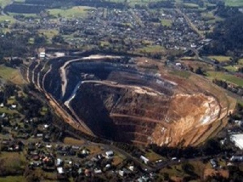 Công ty vàng lớn thứ 2 thế giới là Newmont Mining có trụ sở tại Mỹ. Theo báo cáo sơ bộ quý II năm 2013 (ngày 10/7), lượng vàng và đồng của công ty Newmont Mining sản xuất đạt 1,2 triệu ounce, tương ứng 34 triệu bảng.