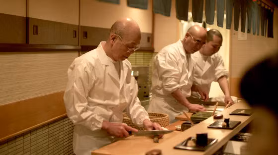 Những nghệ nhân chế biến các món đặc sản sushi của nhà hàng. Nguyên liệu ở đây đều lấy từ các nguồn hàng tươi sống, đảm bảo chất lượng về an toàn cũng như hương vị của mỗi món.