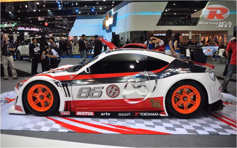 Chiếc xe đua mang số hiệu 86 tại Thái Lan thu hút sự quan tâm đặc biệt của giới hâm mộ.