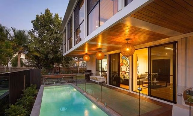 Thiết kế căn nhà với đầy đủ tiện nghi với hồ bơi phía sau.