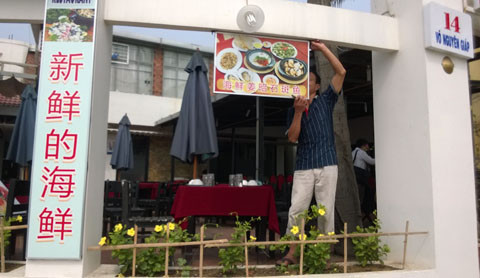 Một cửa hàng trên đường Võ Nguyên Giáp bị kiên quyết xử phạt.