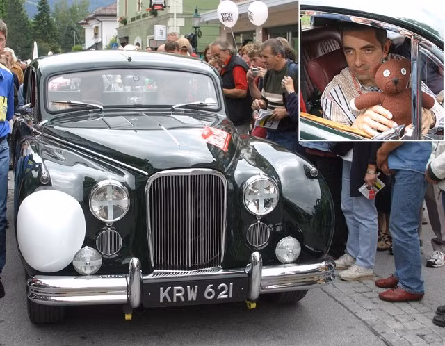 Chiếc Jaguar Mark VII trang bị động cơ 160 mã lực có tốc độ tối đa 160 km/h. Ảnh Rowan lái chiếc Jaguar Mark VII ra mắt công chúng tại Áo.