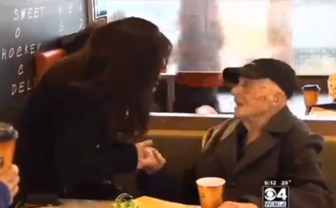 Khách hàng đến chúc mừng tiệc sinh nhật thứ 100 của ông Morris tổ chức tại cửa hàng McDonald.