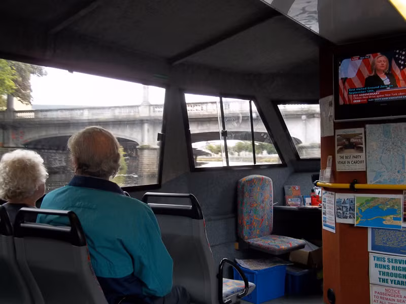 Nội thất bên trong xe được bọc da sang trọng giúp hành khách cảm thấy thoải mái nhất trên mỗi chuyến hành trình.