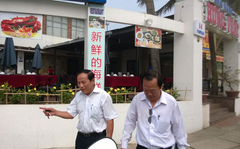 Đoàn kiểm tra xử lý các trường hợp treo biển hiệu tiếng Trung Quốc sai quy định trên các con đường tại Đà Nẵng.