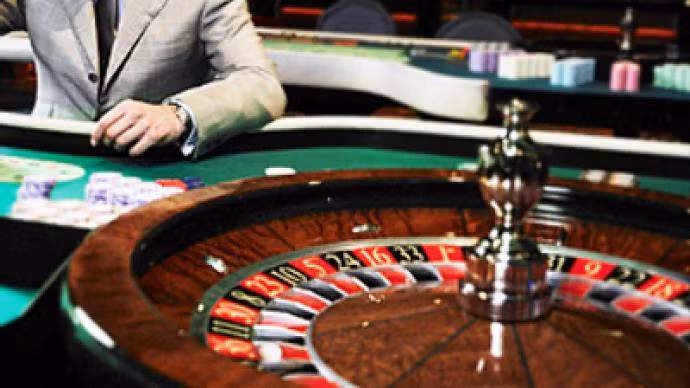 Sòng bạc này có thiết kế kiến trúc truyền thống của Nga nhưng trang bị đầy đủ các trang thiết bị tiên tiến của phương tây. Mỗi năm sòng bạc Azov thu hút hàng triệu lượt người đến vui chơi giải trí tại đây.