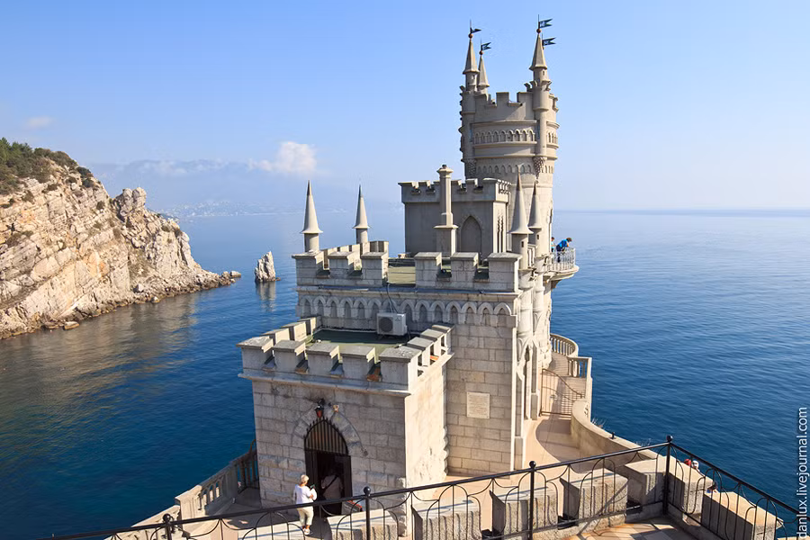 Lâu đài có 1 tiền sảnh, 2 phòng ngủ, 1 phòng khách và các phòng con. Tất cả đều có cửa sổ hướng ra biển.