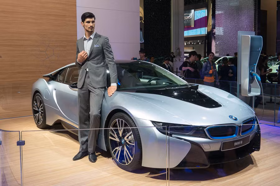 Chỉ với động cơ điện, BMW i8 có thể chạy được quãng đường 35 km và đạt tốc độ tối đa 153 km/h. Nếu kết hợp cả hai động cơ, i8 tăng tốc từ 0 lên 100 km/h chỉ sau 4,4 giây trước khi đạt tốc độ tự động giới hạn 250 km/h. Mức tiêu hao nhiên liệu 2,1 lít/100 km và khí thải CO2 là 59 g mỗi km.