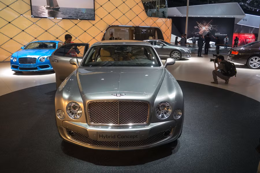 Dòng xe siêu sang Bentley hybrid xuất hiện tại Bắc Kinh với cam kết động cơ hybrid hiệu suất cao hơn 25% nhưng giảm lượng khí thải CO2 lên đến 70%. Ngoài ra, xe có thể chạy ở chế độ điện trong phạm vi ít nhất 50km mà không thải khí CO2.