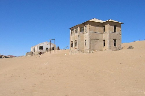 Kolmanskop là một thị trấn ma nằm giữa sa mạc Namib ở phía Nam Namibia. Ngôi làng trước đây từng là nhà của những người khai thác mỏ và bị bỏ hoang khi nơi đây không còn gì để khai thác nữa.