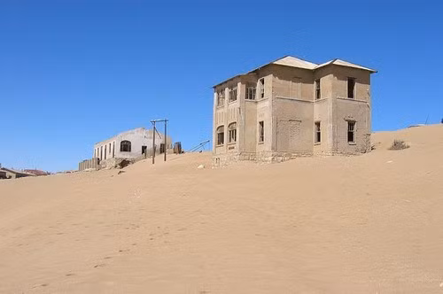 Kolmanskop là một thị trấn ma nằm giữa sa mạc Namib ở phía Nam Namibia. Ngôi làng trước đây từng là nhà của những người khai thác mỏ và bị bỏ hoang khi nơi đây không còn gì để khai thác nữa.