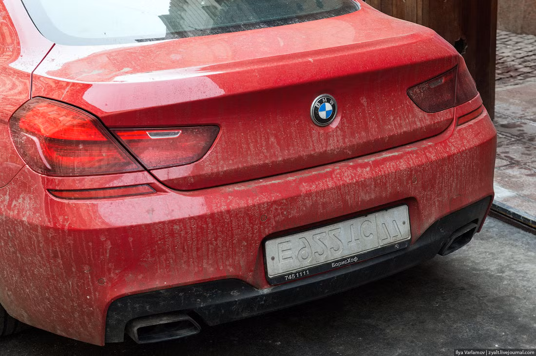 Lắp ngược biển số xe khiến không ai nhận ra.