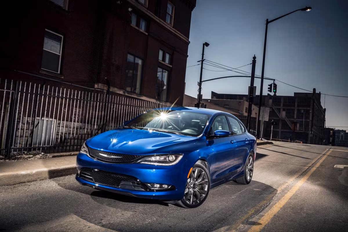  Chrysler 200 ra mắt nhằm cạnh tranh mạnh mẽ trên thị trường sedan tầm trung. Chỉ với 21 nghìn USD, bạn đã có thể sở hữu một chiếc xe hạng sang của dòng xe nổi tiếng này. 