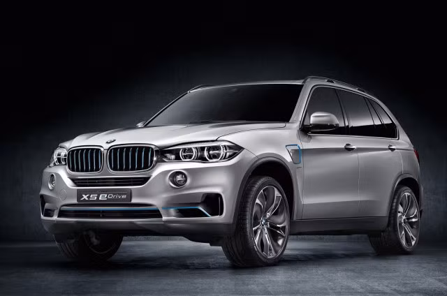BMW được đánh giá là một đại gia lớn trong triển lãm lần này khi ồ ạt tung ra nhiều mẫu xe hạng sang. Chiếc hybrid BMW Concept X5 sử dụng động cơ xăng tăng áp TwinPower cùng động cơ điện sử dụng pin Lithium-ion. Hiện chưa có nhiều tiết lộ về dòng xe này ngoài động cơ điện đạt tốc độ tối đa 119 km/h và hoạt liên tục trong bán kính 30km hoàn toàn bằng pin.