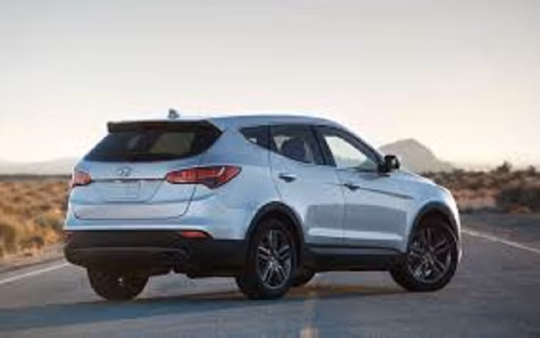 Xe trang bị 3 loại động cơ khác nhau, bao gồm 2 máy xăng và 1 máy dầu. Dòng động cơ xăng CRDi R-Engine có dung tích 2.0 và 2,2 lít. Công suất tối đa tương ứng của hai động cơ xăng trên Hyundai Santa Fe phiên bản Hàn Quốc là 184 và 200 mã lực. Ngoài ra, tại các thị trường khác, hãng Hyundai còn cung cấp cả động cơ xăng GDi tăng áp, phun nhiên liệu trực tiếp, dung tích 2.0 lít, tạo ra công suất tối đa 264 mã lực.