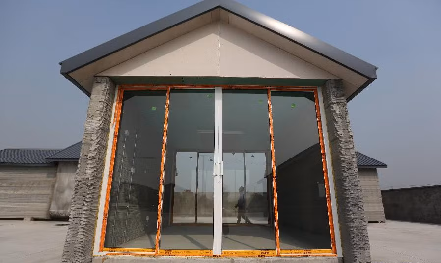 Đại diện công ty Winsun Decoration cho biết, tuy thời gian phát triển công nghệ hơi lâu nhưng việc xây dựng các ngôi nhà hết sức nhanh chóng. Việc áp dụng công nghệ mới này vừa giúp đảm bảo môi trường, vừa cung cấp nhà giá rẻ cho người dân có thu nhập thấp.