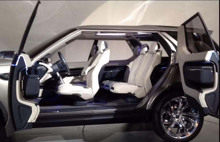 Cửa xe mở theo 2 hướng độc lập tạo cảm giác diện tích xe được tăng lên đáng kể. Chiếc xe có bố trí 2+3+2 ghế. Land Rover đã nói rằng chiếc Discovery mới sẽ có nội thất rất linh hoạt, có thể chiếc xe sẽ có những chiếc ghế gấp phẳng hoặc trượt về phía trước, những tính năng này có thể được điều khiển thông qua màn hình cảm ứng.